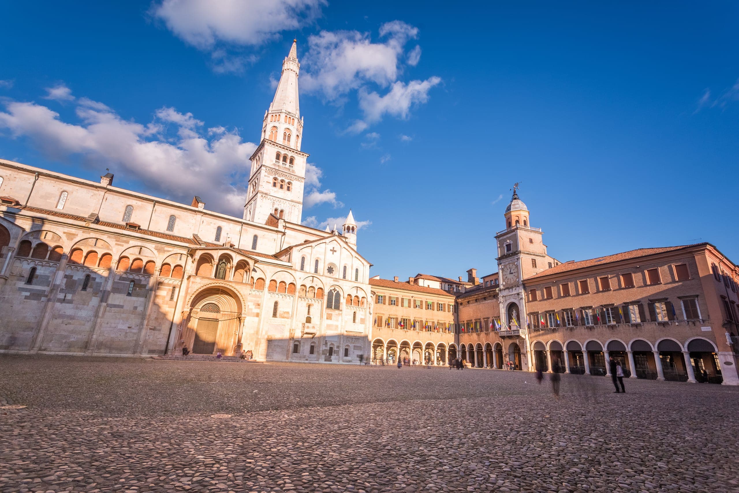 Piazza Grande di Modena con il Duomo e la Torre Ghirlandina