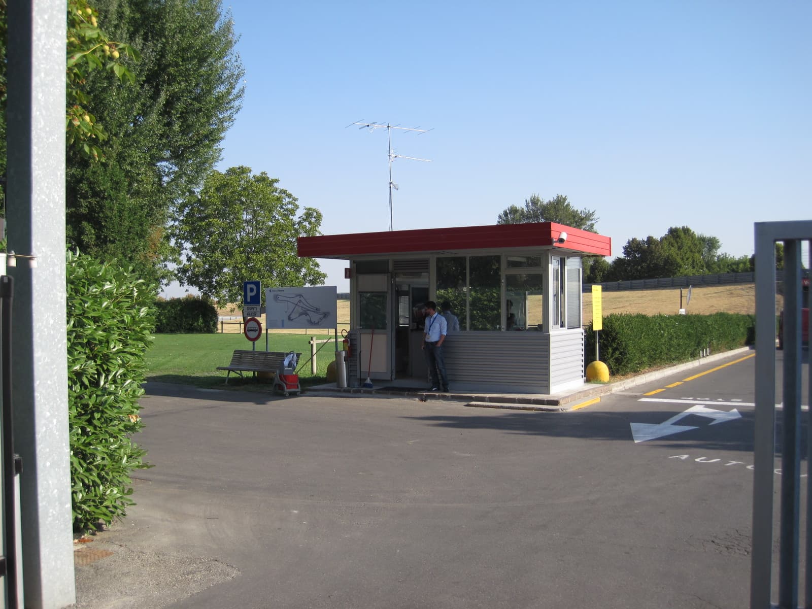 Il posto di guardia all'ingresso del circuito di Fiorano, la pista di prova Ferrari