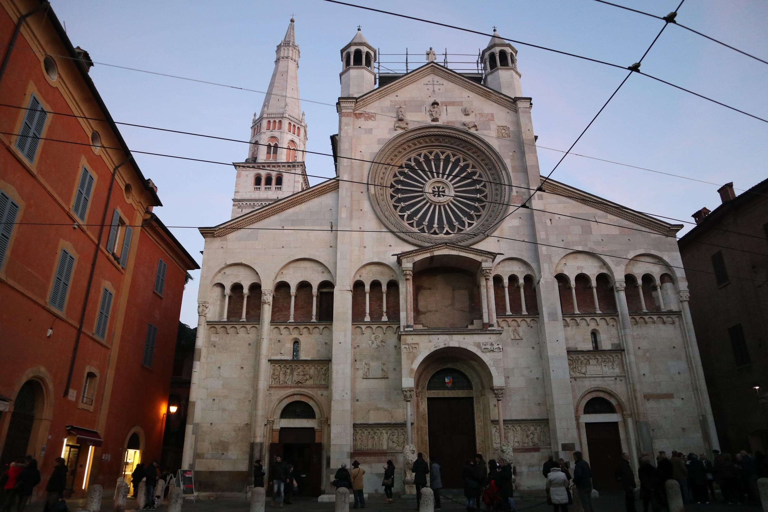 La facciata romanica del Duomo di Modena con la Ghirlandina