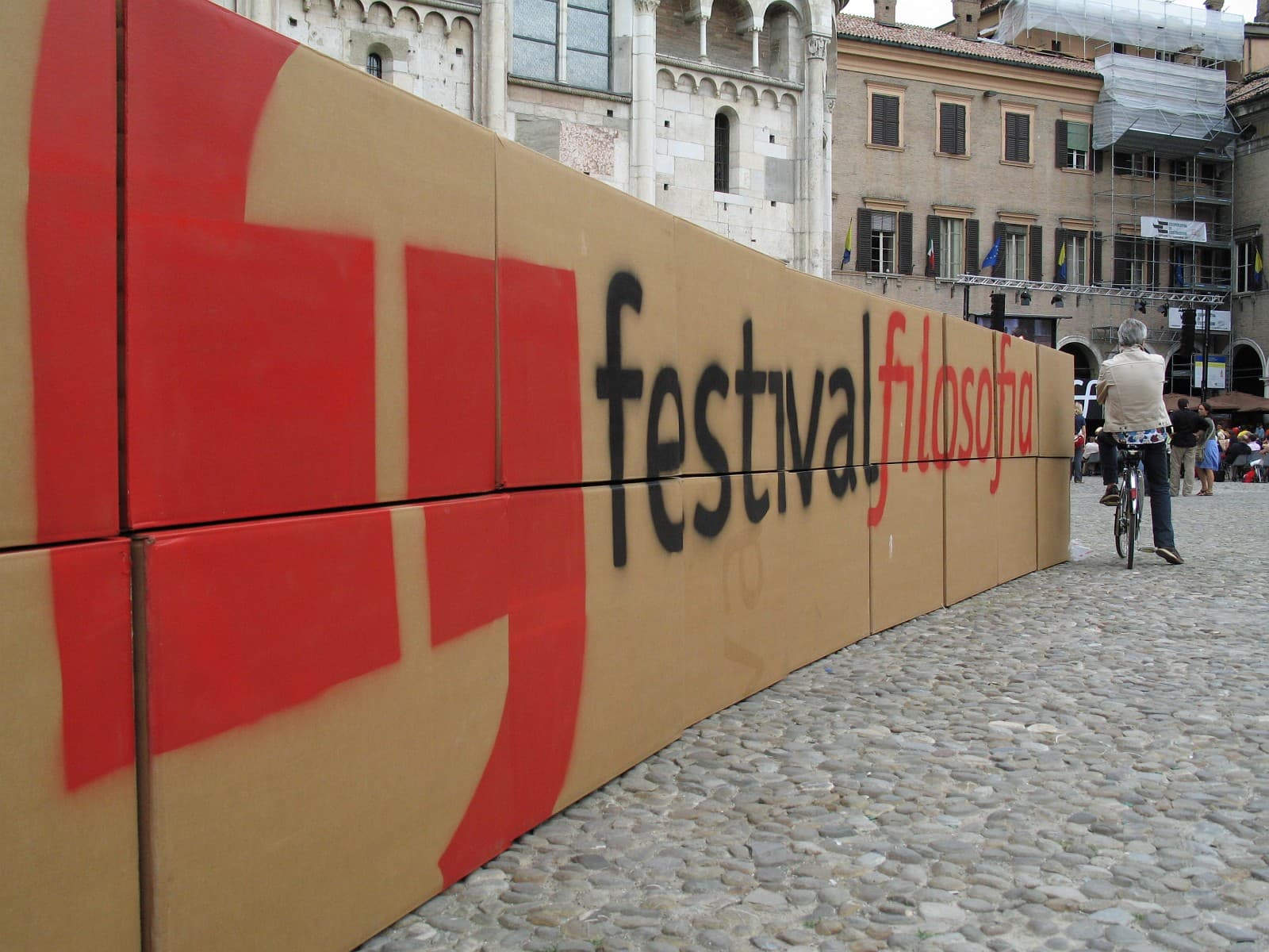 Piazza Grande a Modena piena di gente durante un festival
